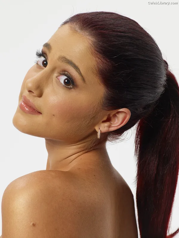 Ariana Grande photo 8 of 3118