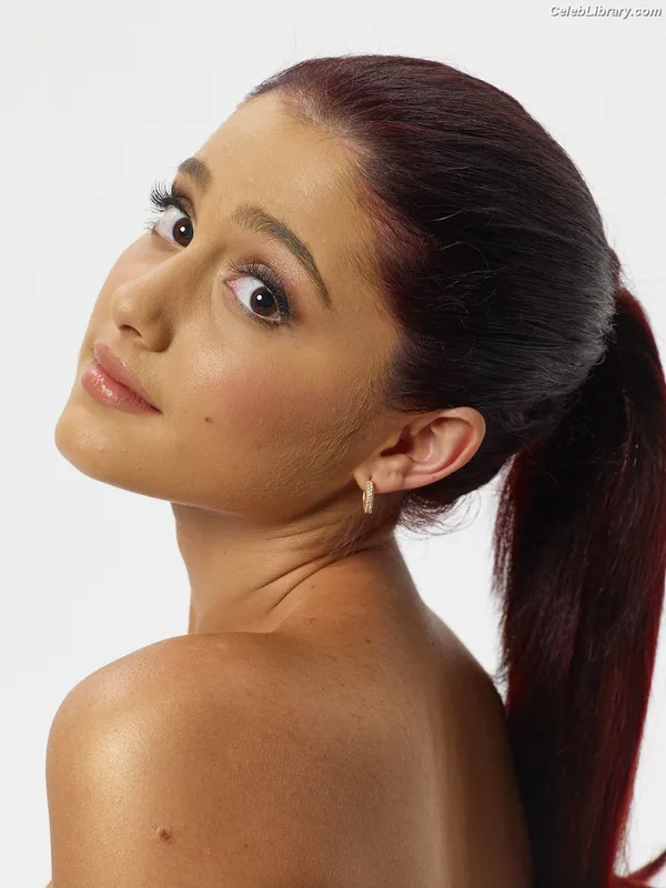 Ariana Grande photo 9 of 3118