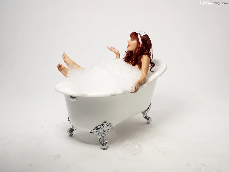 Ariana Grande photo 5 of 3118