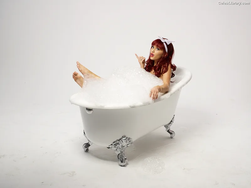 Ariana Grande photo 6 of 3118