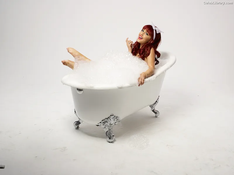 Ariana Grande photo 7 of 3118