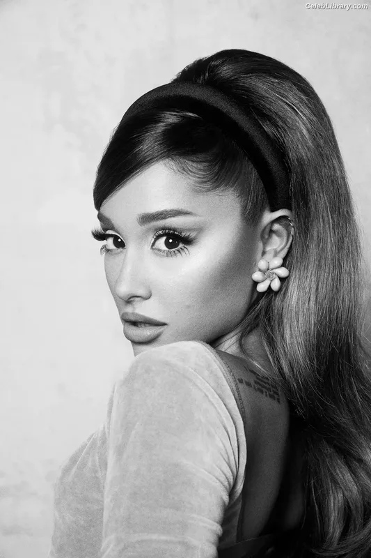 Ariana Grande photo 23 of 3118