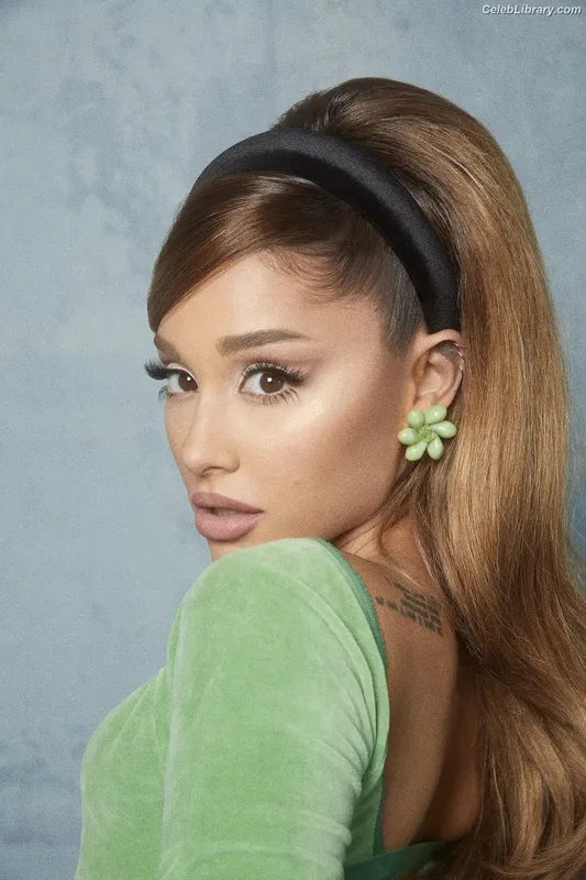Ariana Grande photo 24 of 3118