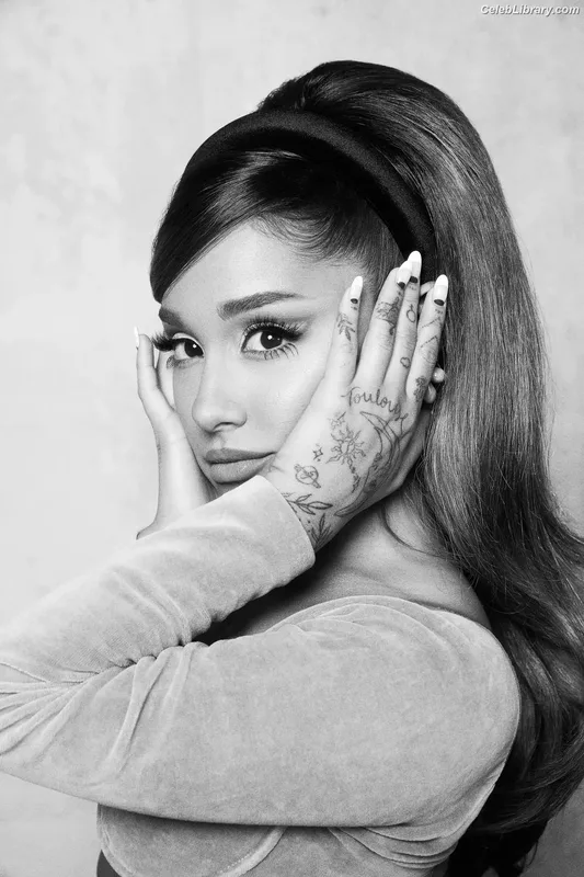 Ariana Grande photo 2 of 3118