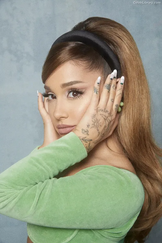 Ariana Grande photo 5 of 3118