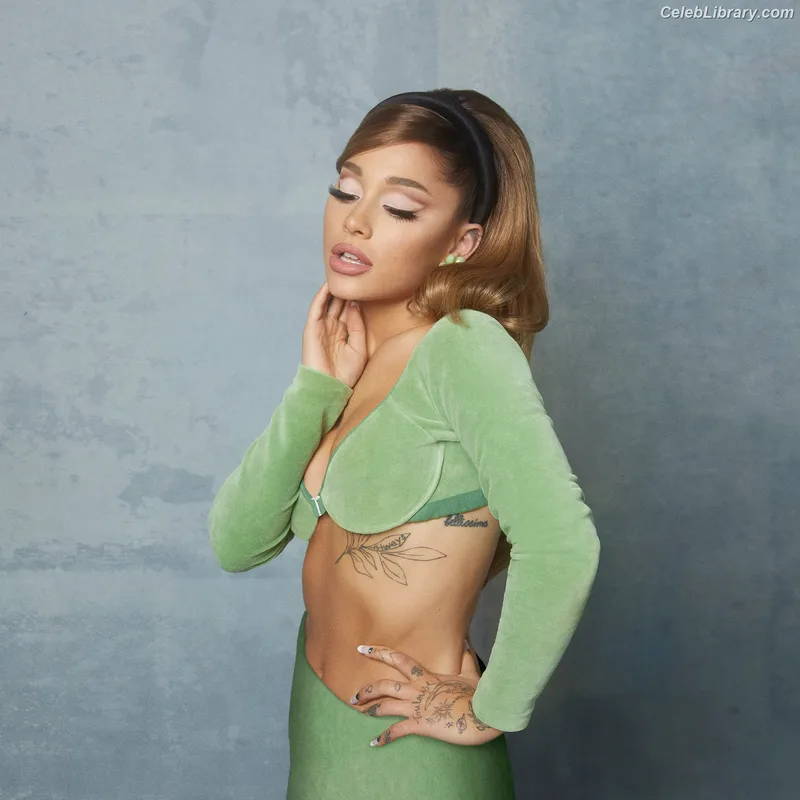 Ariana Grande photo 13 of 3118