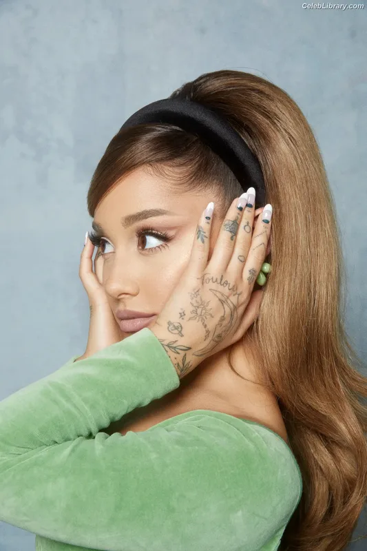 Ariana Grande photo 16 of 3118