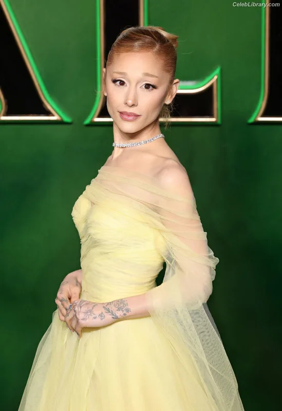 Ariana Grande photo 20 of 3118