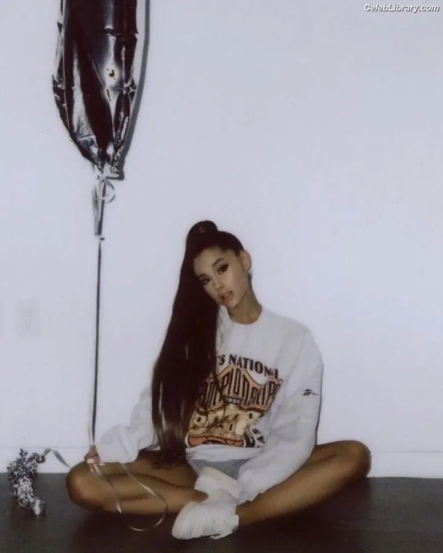 Ariana Grande photo 24 of 3118