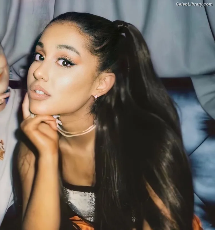 Ariana Grande photo 2 of 3118