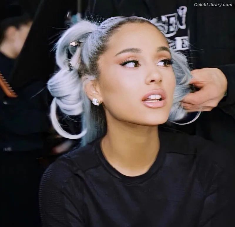 Ariana Grande photo 5 of 3118