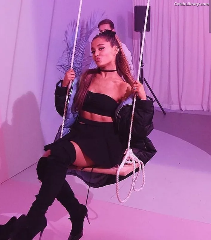 Ariana Grande photo 6 of 3118