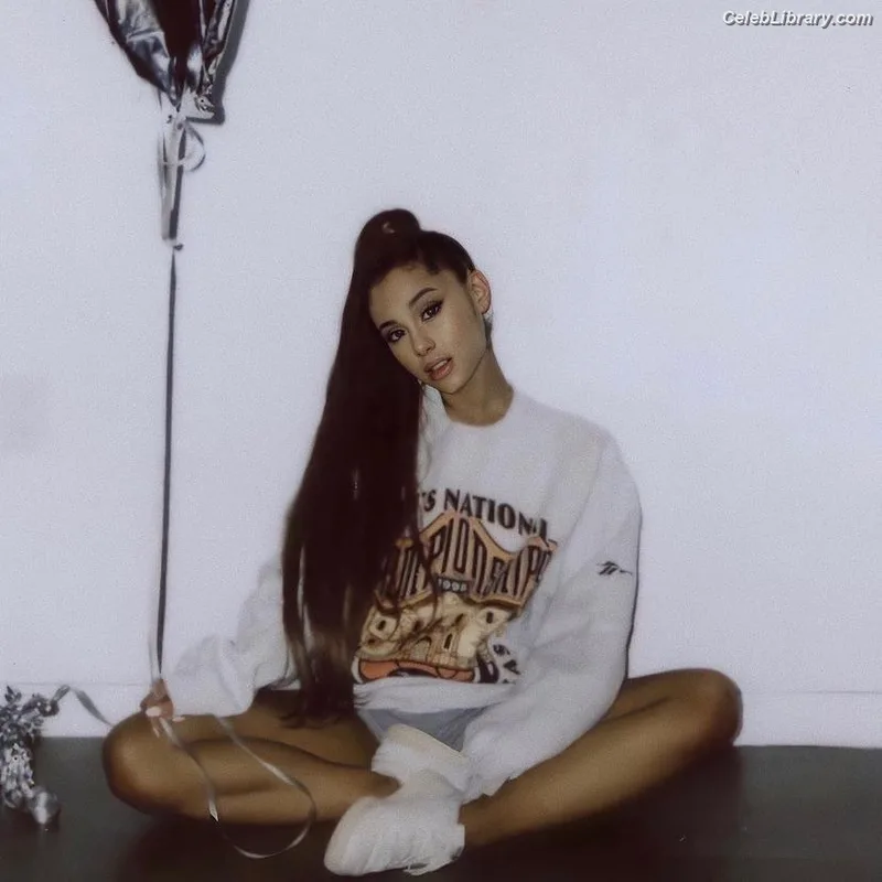 Ariana Grande photo 8 of 3118