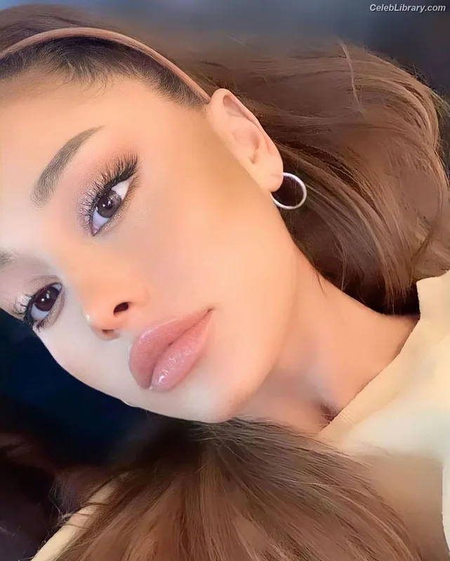 Ariana Grande photo 9 of 3118
