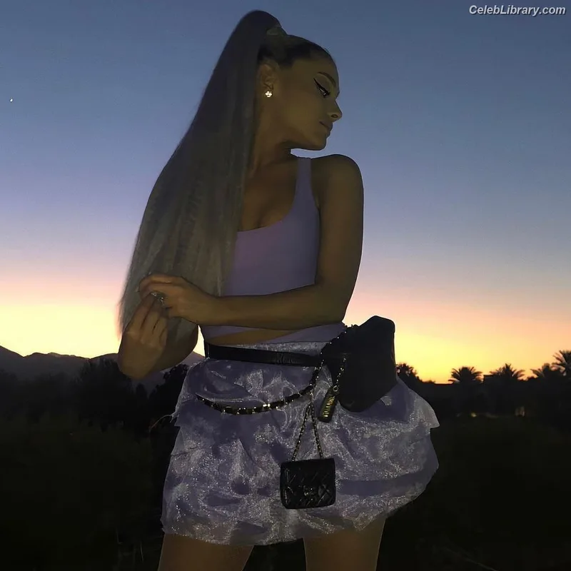Ariana Grande photo 10 of 3118