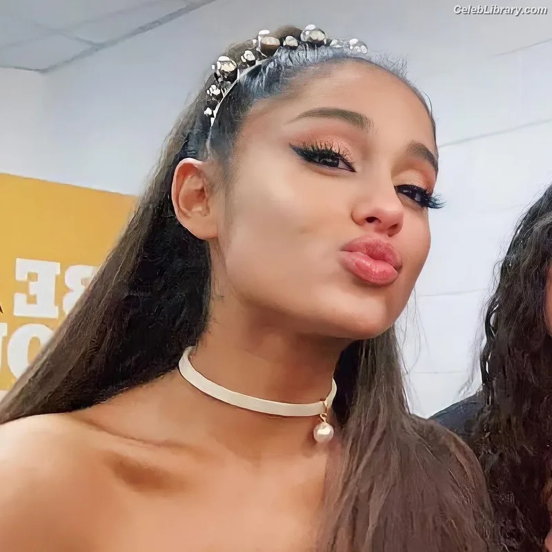 Ariana Grande photo 11 of 3118