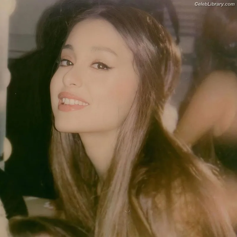 Ariana Grande photo 12 of 3118