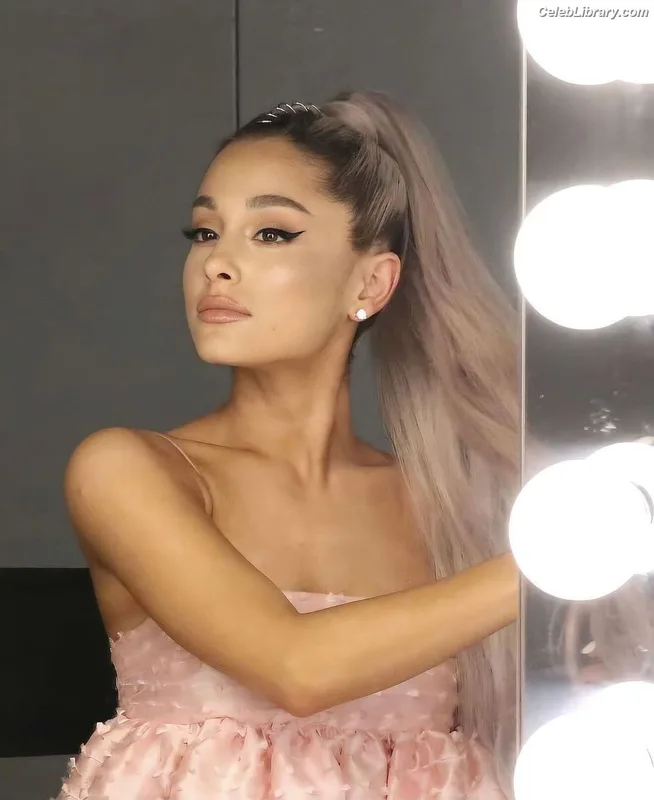 Ariana Grande photo 13 of 3118