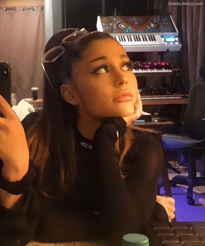 Ariana Grande photo 14 of 3118