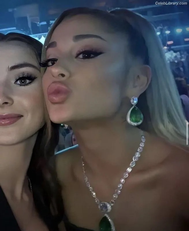 Ariana Grande photo 15 of 3118
