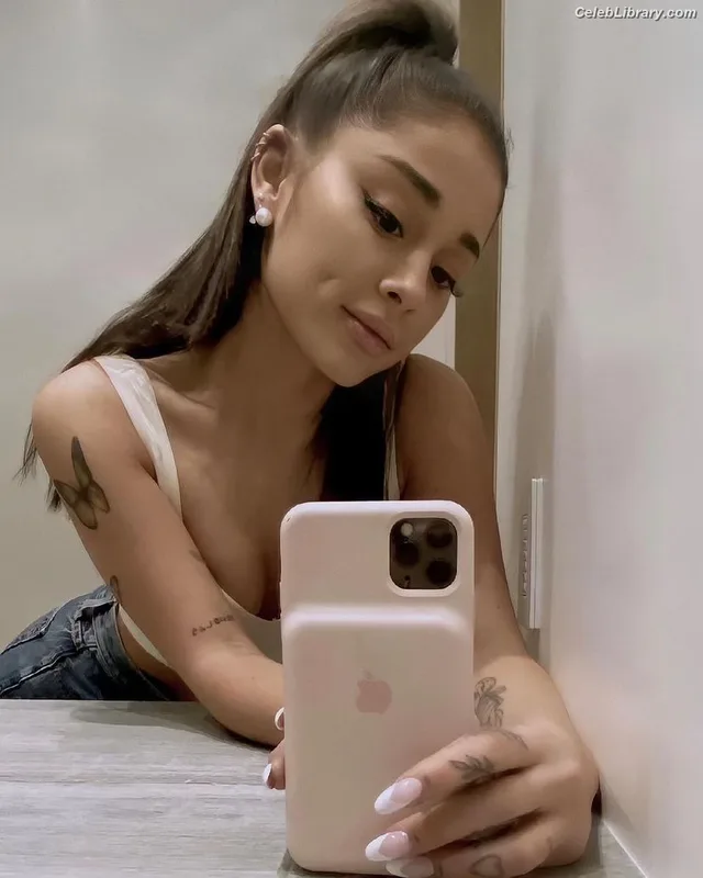 Ariana Grande photo 16 of 3118