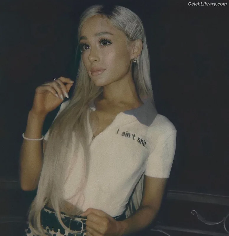 Ariana Grande photo 17 of 3118