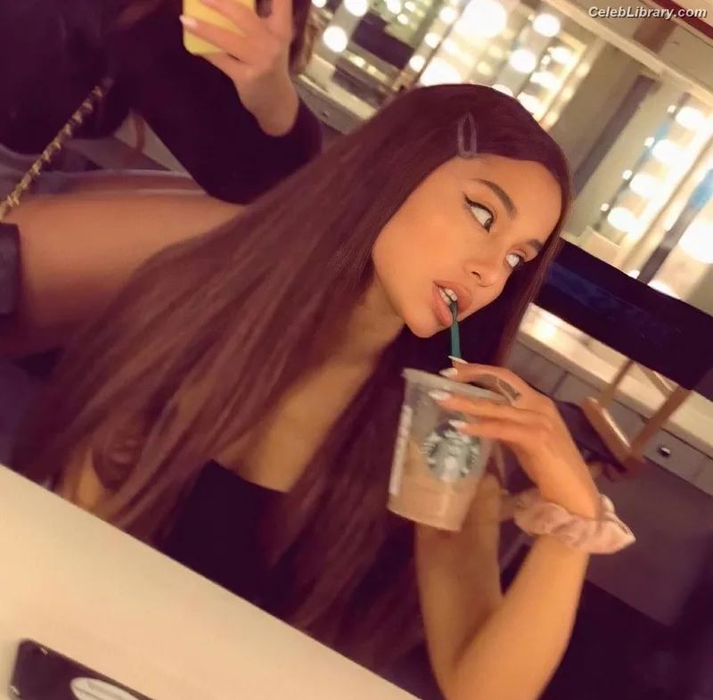 Ariana Grande photo 18 of 3118