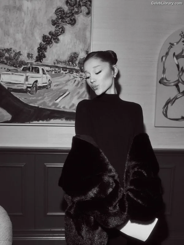 Ariana Grande photo 20 of 3118