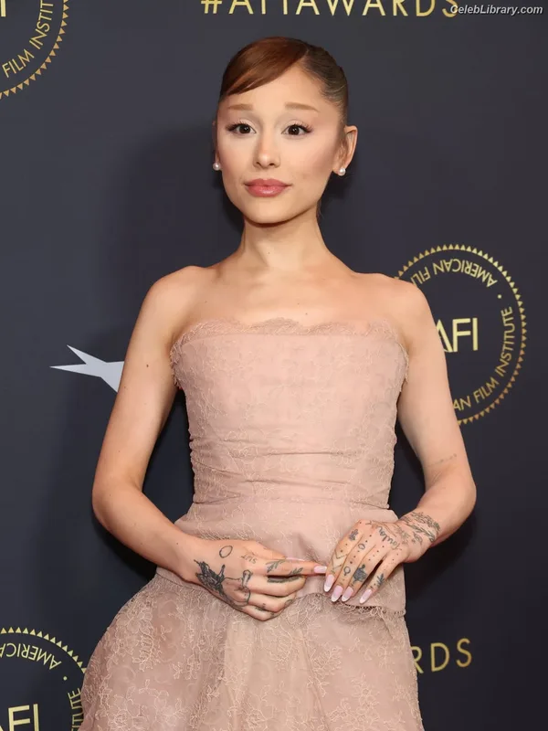Ariana Grande photo 22 of 3118