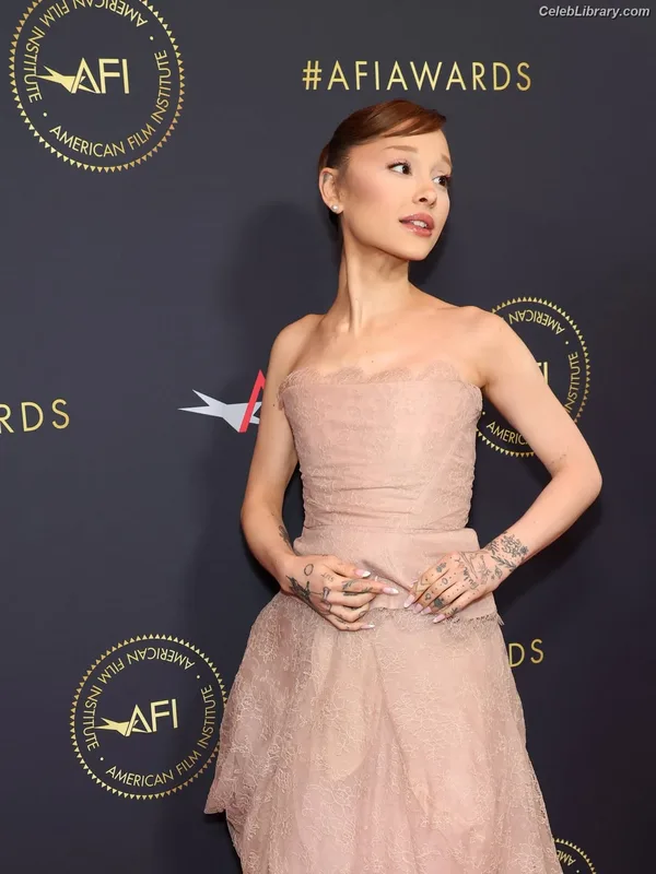 Ariana Grande photo 23 of 3118