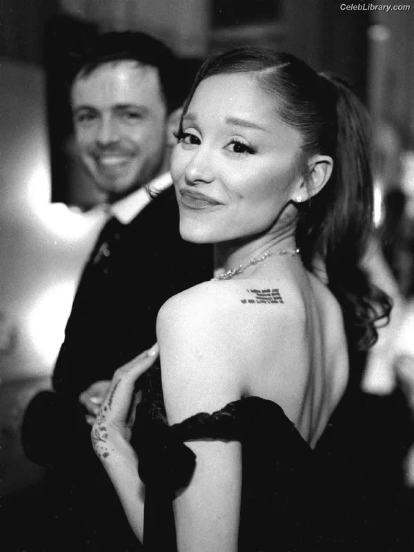 Ariana Grande photo 1 of 3118