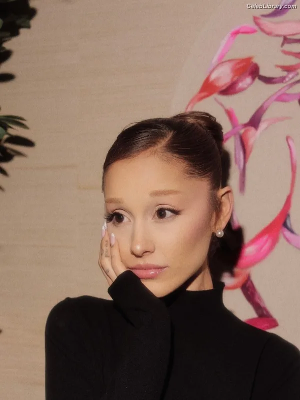 Ariana Grande photo 5 of 3118
