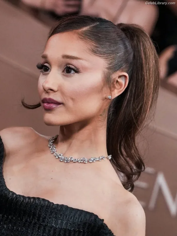 Ariana Grande photo 7 of 3118