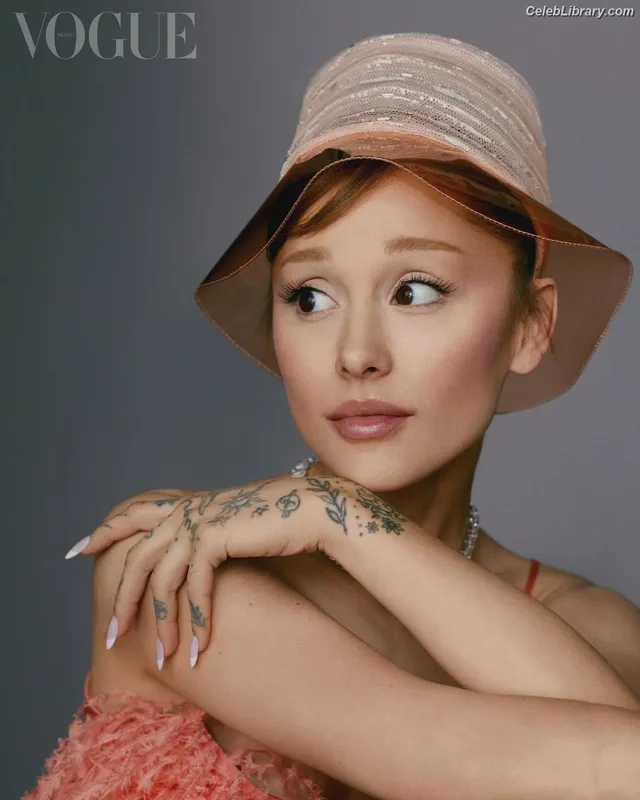 Ariana Grande photo 15 of 3118