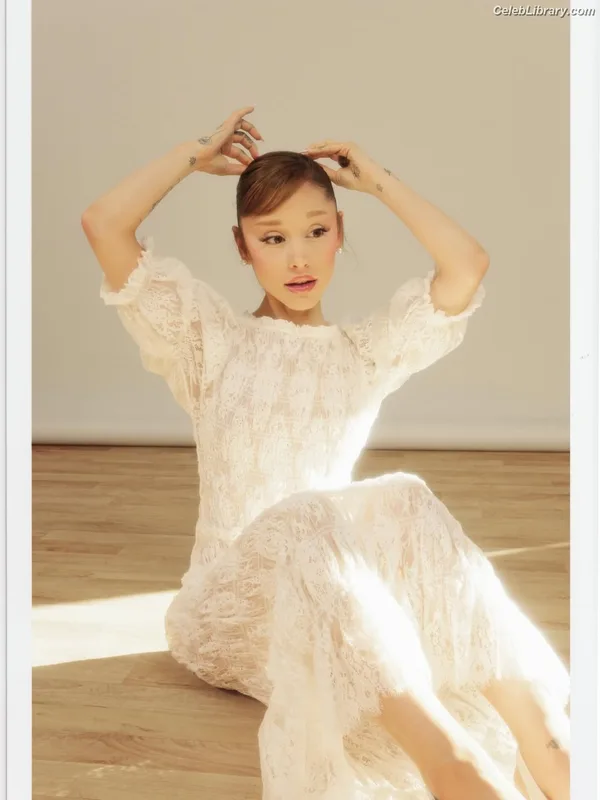 Ariana Grande photo 6 of 3118