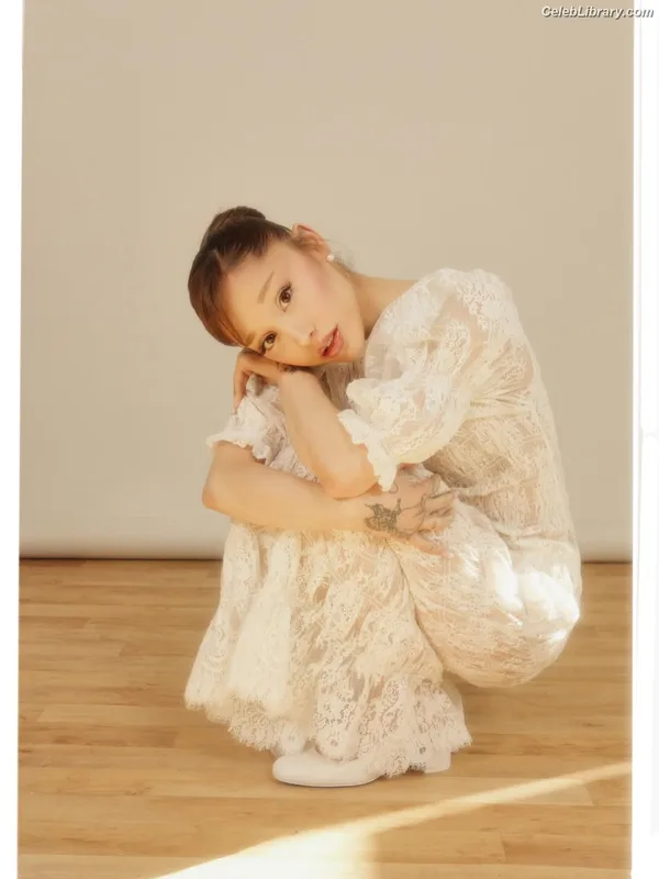 Ariana Grande photo 7 of 3118