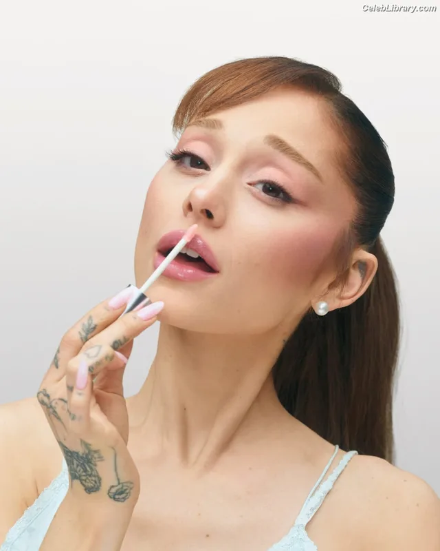 Ariana Grande photo 8 of 3118