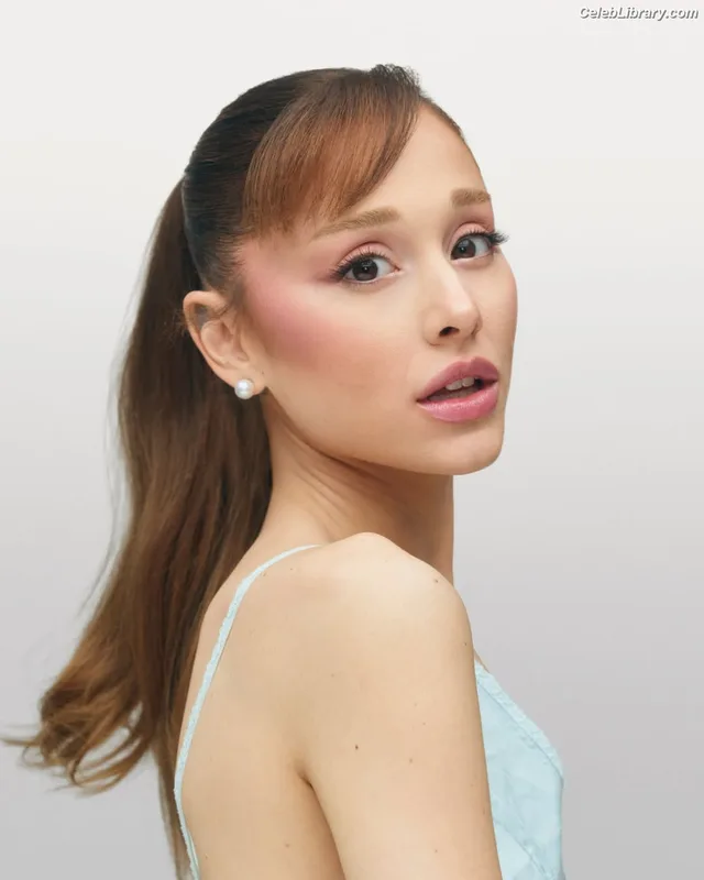 Ariana Grande photo 9 of 3118