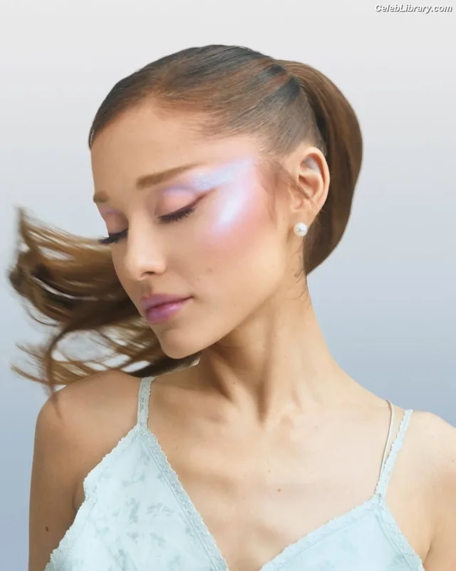Ariana Grande photo 10 of 3118