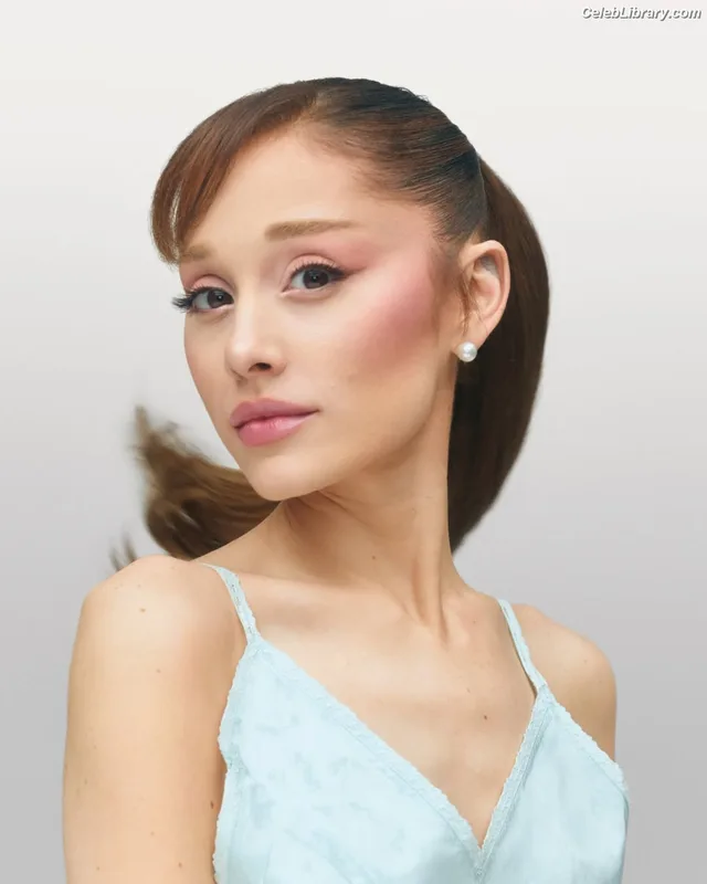 Ariana Grande photo 11 of 3118
