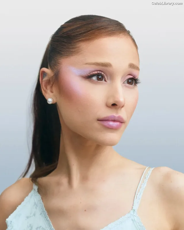 Ariana Grande photo 12 of 3118