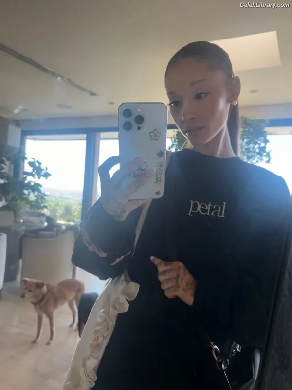 Ariana Grande photo 15 of 3118