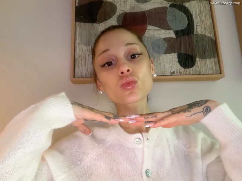 Ariana Grande photo 16 of 3118