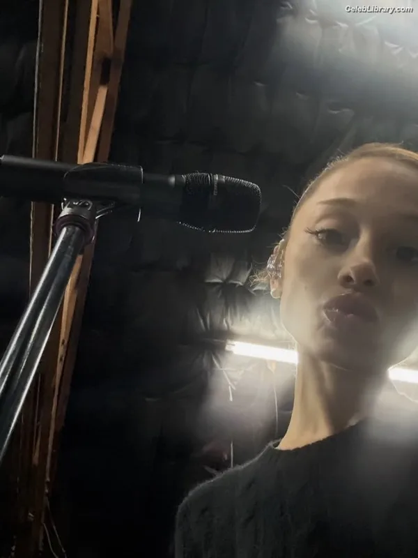 Ariana Grande photo 17 of 3118