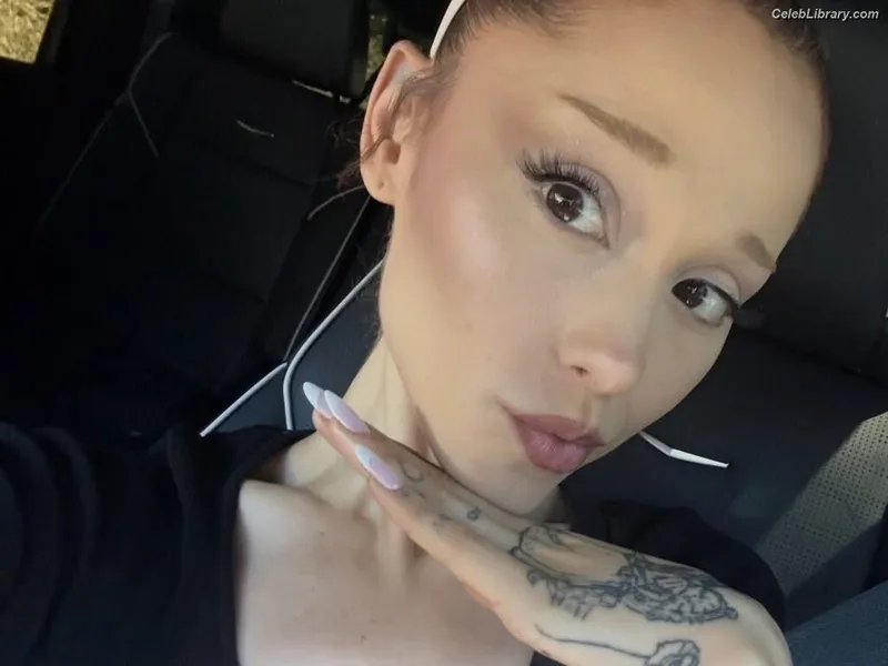 Ariana Grande photo 18 of 3118