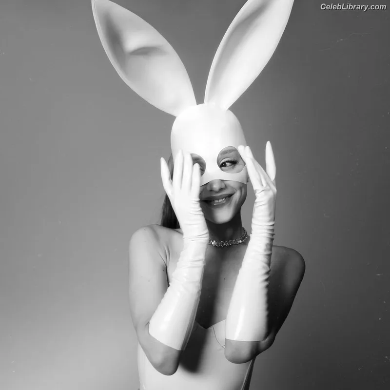 Ariana Grande photo 24 of 3118