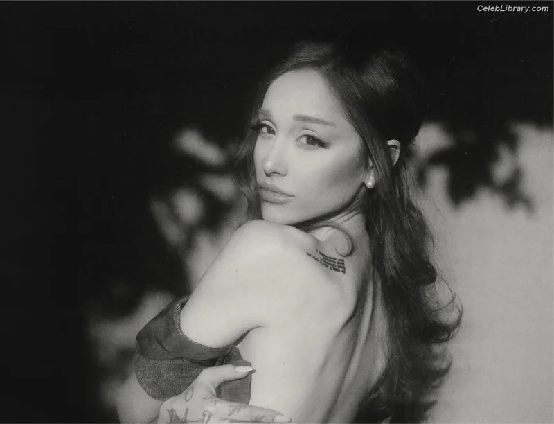 Ariana Grande photo 2 of 3118