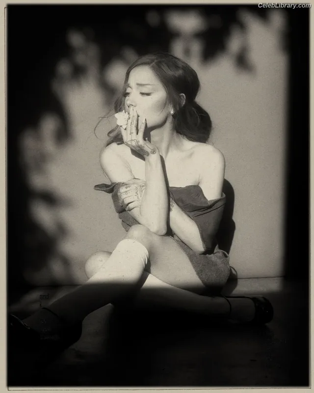 Ariana Grande photo 3 of 3118