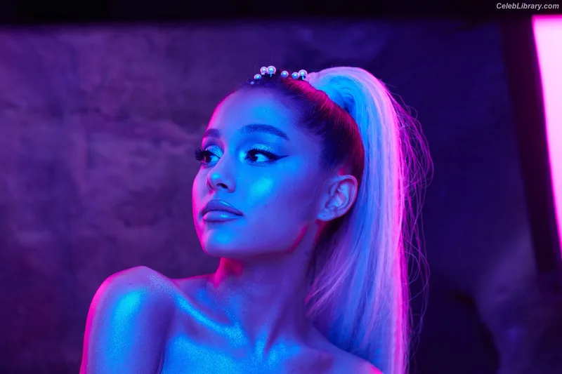 Ariana Grande photo 4 of 3118