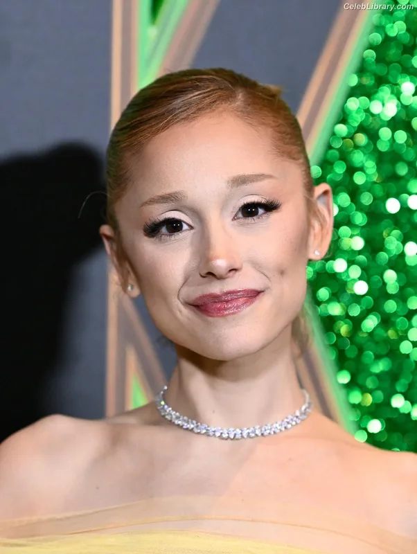 Ariana Grande photo 5 of 3118